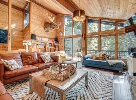 Free Ski Shuttle! Spacious Northstar Resort Cabin, hotel i Truckee