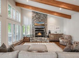 Ridge Court # 13 by Tahoe Getaways - 3BR Palisades at Alpine Condo w Ski Shuttle & Tennis!，位于阿尔卑斯山草甸的酒店