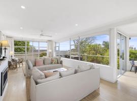 Spacious 5-Bed Beach House with Ocean View, hotel v destinaci Whale Beach