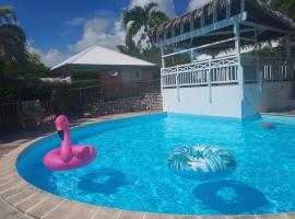 Bungalow La Papaye Bleue Résidence accès Piscine & Plage, hotel em Saint-François