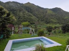 Cabaña rústica con encanto y luces cálidas para noches inolvidables, hotell sihtkohas Apuela