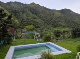 Cabaña rústica con encanto y luces cálidas para noches inolvidables