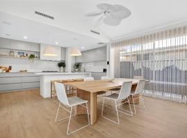 Coastal Luxe 4-Bed House in Madora Bay, Hotel in Singleton