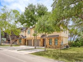 Riverside Luxury A/B, Sleeps 12!, hotel en Gruene
