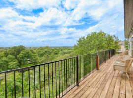 Spacious Gruene Home on the River, hotel a Gruene