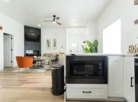 Chic & Spacious Newly Renovated Downtown Retreat 4BR-3BA that Sleeps 10