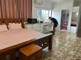 Mains Rd 超大4人带厨房卫浴办公 M1