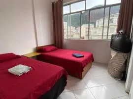 A uma quadra da praia de Copacabana