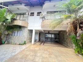 Casa Quintal Setor Bueno! 5 quartos com ar split e internet ultra! 4 vagas de garagem! Bem localizado! Marista Parques Areião e Vaca Brava Hospital Premium Mater Dei Smart e Blue Fit Perdomo Goiânia Shopping!, hotel en Goiânia