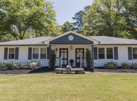 Mid-Century Modern Woodstock, GA, hotel in Woodstock