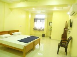 OYO 82996 Sri Durga Luxury Rooms, hotel en Karīmnagar