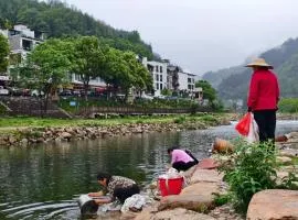 铂曼智慧酒店-Near the east gate of the Forest Park, about a 10-minute walk-There is a beautiful small river at the entrance-offers free self-service laundry and Attraction Tickets Serivce in advance