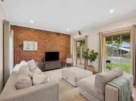 Riviera Retreat, Coastal Comfort Near Jan Juc Surf Beach, hotel a Bellbrae