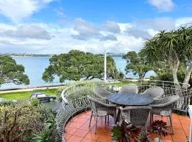 Bespoke Stays - Festive Villa Retreat