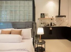 Contemporary Design Central District Studio 2B !