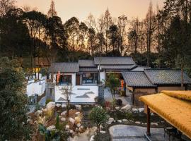 Chengdu Xiaoya Yard Hot Spring Hotel,Enjoy Soaking in natural hot springs,Traditional Chinese afternoon tea,Exquisite fruit platter, hotel in Longqiao