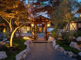 Chengdu Xiaoya Courtyard & Hot Spring Hotel, ξενοδοχείο σε Longqiao