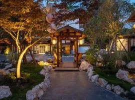 Chengdu Xiaoya Courtyard & Hot Spring Hotel