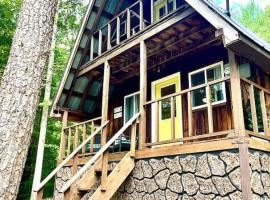 Gorgeous Secluded Cabin with Hiking Trails Near in Frenchburg, Kentucky, hotel in Korea