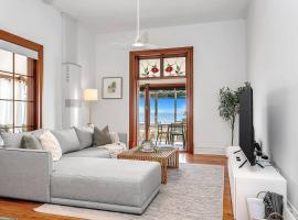 Seavista on the Esplanade - Sunlit Beachfront Escape, hotel in Henley Beach
