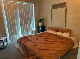 The Atlier Guest Room - Stay at Mangohill, hotel in North Lakes