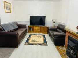 Relax in this Charming East Cowes House with Garden and BBQ