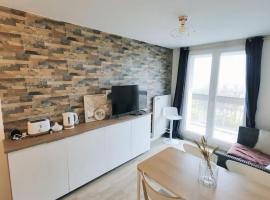 Chambre Privée Cosy- Dans Appartement Moderne en Colocation- Tram A -P5-2, Hotel in Lormont