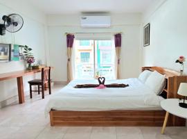 You And Me Guesthouse, hostel em Cha Am