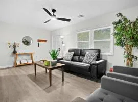 10 Min to Downtown - Desk - Fenced Yard - Wi-Fi