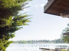 Waterfront Oasis, Private Dock and Lake Views, hotel en Everett