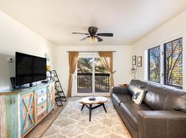 Trendy Condo Mountain Views Chefs Kitchen Near Downtown Flagstaff, hotel v destinaci Flagstaff