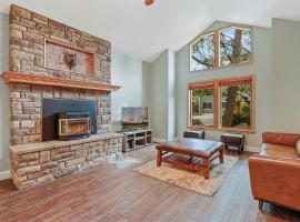 Bluebird Song Prime Flagstaff Location Outdoor Retreat with Fenced Yard and Firepit, hotel in Flagstaff