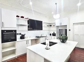 Jacaranda Escape 4 x King Bed 3 Bath House