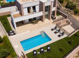 Villas Royal III, hotel in Novalja