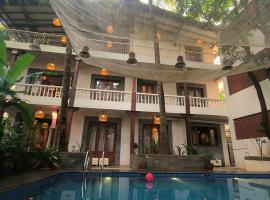 ANTIQUE VILLA with a Pool for company of 14-20 , 10 min walk Morjim Beach, Hotel in Morjim