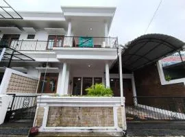 Daffodil House Proper Guest House Near Malioboro