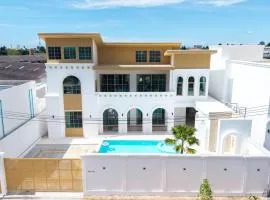 Brown Empire Pool Villa Pattaya