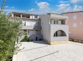 Apartments Crnekovic X Frankopanska, hotel i Baška