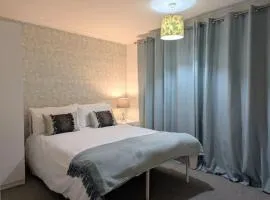 Spacious 6BR Retreat, Ideal for Families & Work, Free Parking