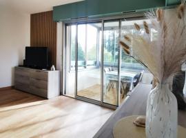 Charmant appartement à 300m des plages de Sainte-Maxime - Parking privé, hotel in Sainte-Maxime