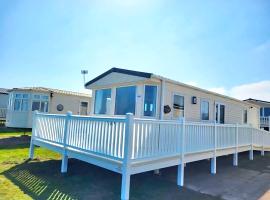 Sea Bliss Beachfront Caravan, 2 Bed King Ensuite, Sleeps 6, Wrap Decking, Crimdon Dene, hotel con pileta en Hartlepool