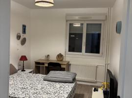 Chambre privée près de Lyon, hotel in Vaulx-en-Velin