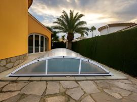 Impresionante Villa con piscina climatizada - OLIVA NOVA, hotel in Oliva