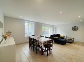 Maison les mottes-cour et garage, Hotel in Asnières-la-Giraud