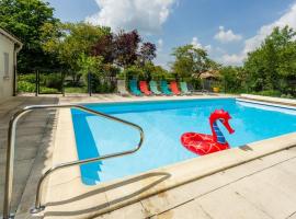 House for 13 people heated pool bocce court, hotel a Haimps