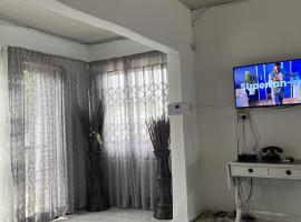 La Casa - One family home, hotel in Spintex