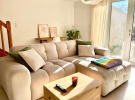 La Touzetterie avec SPA-cour privée, hotel en Saint-Jean-dʼAngély