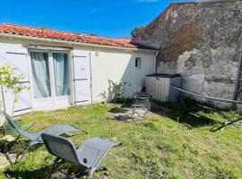 La petite maison du Loubat avec jardin, Hotel in Asnières-la-Giraud