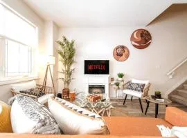 Luxe Escape Duo - 8 Beds - Sleeps 22 - 4 Car Garage