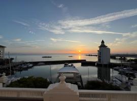 Marina Chic l Stylish 2BR Retreat l Straits Quay、タンジュンブンガのホテル